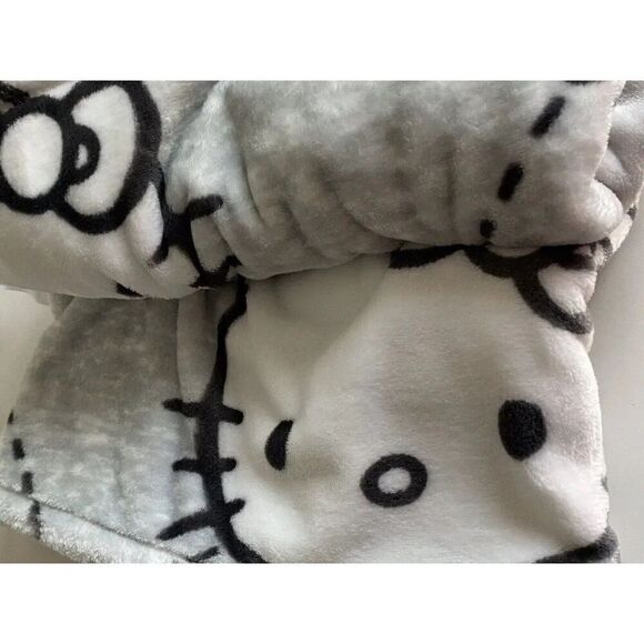 HELLO KITTY Blanket Throw 50"x70" Super Soft Plush Gray Pink White NEW - Picture 15 of 15